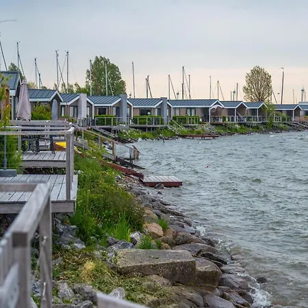 Lakeside With Garden Holiday home *