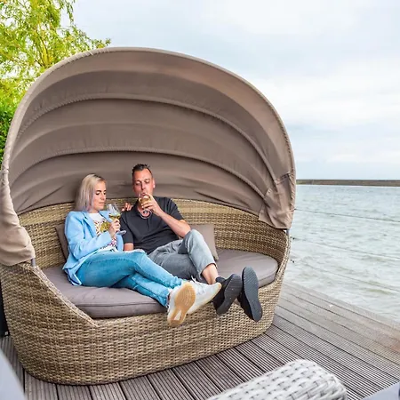 Lakeside With Garden בית נופש
