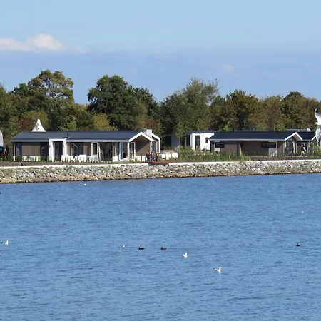 בית נופש Lakeside With Garden